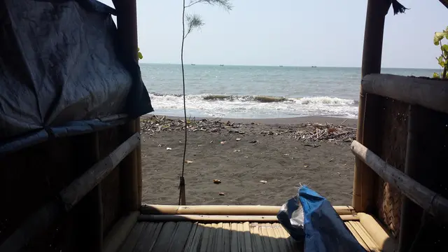 Bilik-Bilik Mesum di Pinggir Pantai Dibongkar Jelang Ramadan