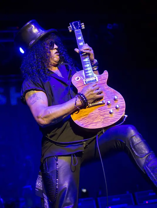 Menurut situs ‘a a music insider’ mengatakan kepada mereka bahwa gitaris Slash dan vokalis Axl Rose telah secara lisan setuju untuk melakukan hal bersama-sama lagi dan mereformasi band asli mereka. (Bintang/EPA)