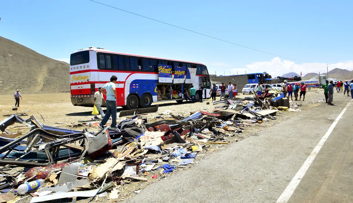 Puing-puing salah satu bus tampak berserakan di pinggir jalan tol Kota Huarmey, Peru, Senin (23/3/2015).  Insiden ini setidaknya menewaskan  34 orang tewas dan 70 luka-luka lainnya. (REUTERS/Toshiro Villanueva)