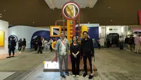 [Kiri ke kanan] Enin Supriyanto - Artistic Director Art Jakarta, Anastasia Tirtabudi - CMO TACO, dan Aji Fajar - Founder Palette Studio di Art Jakarta 2026. (dok. TACO)