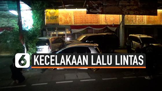 VIDEO: Pengemudi Mabuk Tabrak Trotoar dan 2 Mobil yang Tengah Parkir