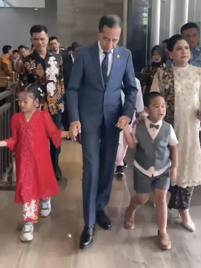 Potret Keluarga Jokowi Kondangan Bareng. [@jokowi]
