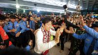 Suporter Timnas Indonesia ikut menyaksikan momen Shin Tae-yong pulang kampung ke Korea Selatan di Bandara Soeta hari Minggu (26/01/2025). (Bagaskara Lazuardi/Bola.com)