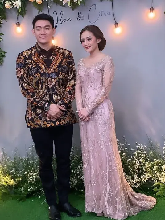 Ifan Seventeen dan Citra Monica sudah resmi lamaran beberapa hari lalu. Tinggal satu langkah lagi untuk keduanya menuju ke jenjang pernikahan. Memilih Citra sebagai pasangan hidup, tentu Ifan memiliki alasannya tersendiri. (Instagram/ifanseventeen)