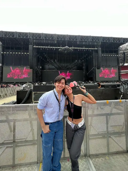 Selama 2 hari, Angga dan Shenina terlihat begitu bahagia melihat penampilan BLACKPINK dari dekat. Kekompakan mereka pun membuat netizen ikut senang. [Foto: Instagram/shenacinnamon]