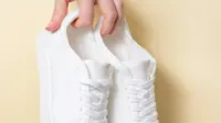 5 Inspirasi Outfit Padu Padan Sepatu Putih untuk Pria, Tampil Keren dan Menawan