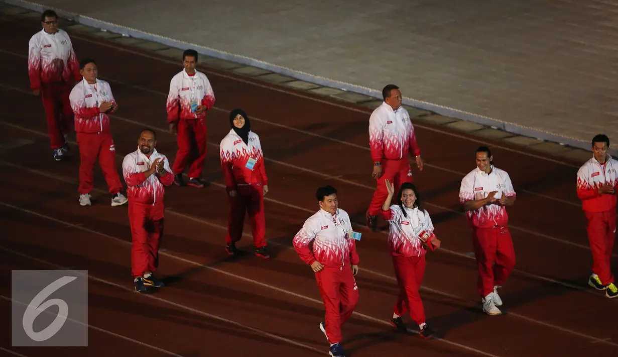 Susi Susanti (melambai tangan) bersama sejumlah atlet legendaris memimpin defile peserta PON XIX Jabar di Stadion Gelora Bandung Lautan Api, Bandung, Sabtu (17/9). 9.533 atlet akan berlaga di 44 cabang olahraga. (Liputan6.com/Helmi Fithriansyah)