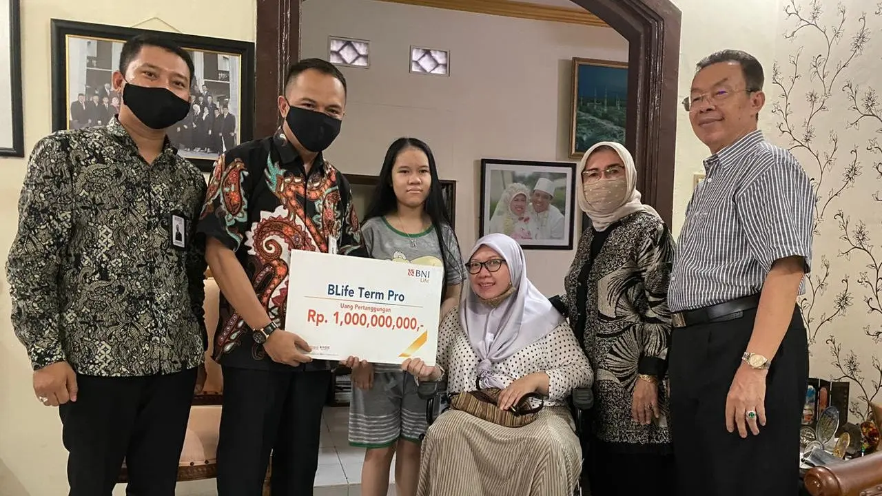 BNI Life menyerahkan uang pertanggungan kepada nasabah pada 8 September 2020.