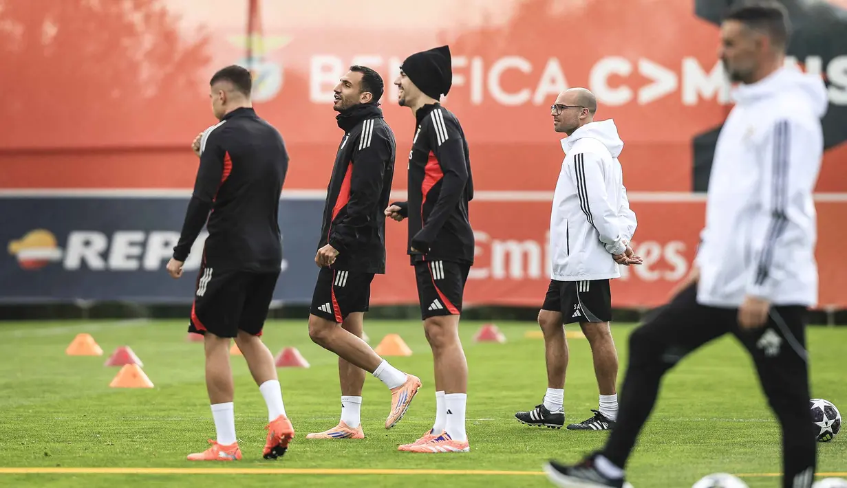 Hasil tersebut menambah intrik dua tim dengan performa terkini yang kontras. Tampak dalam foto, penyerang SL Benfica asal Yunani, Vangelis Pavlidis (tengah) menghadiri sesi latihan menjelang leg pertama play-off Liga Champions 2025/2026 melawan Real Madrid di Kampus Benfica, Seixal, pinggiran Lisbon, Portugal, pada Senin 16 Februari 2026. (PATRICIA DE MELO MOREIRA/AFP)