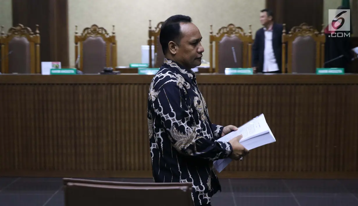 Terdakwa dugaan korupsi pengadaan lahan Bandara Bobong pada APBD Kepulauan Sula tahun 2009 Zainal Mus usai sidang tuntutan, Pengadilan Tipikor, Jakarta, Kamis (14/3). Zainal dituntut 8 tahun penjara dan denda Rp 500 juta. (Liputan6.com/Helmi Fithriansyah)
