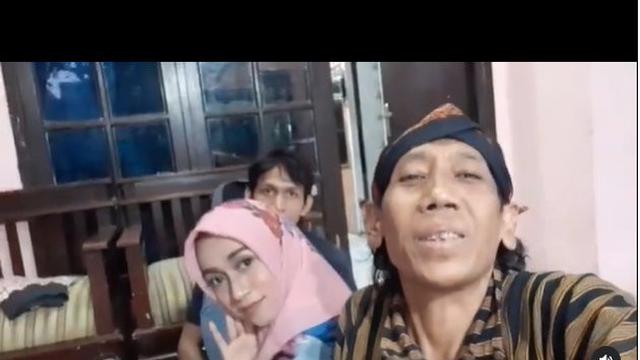 6 Potret Terbaru Ipartok 'Inyong' Pemain Putri Duyung, Kini Konsisten Pakai Blangkon