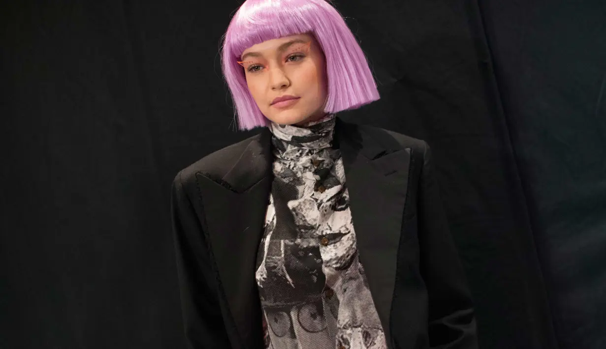 Model Gigi Hadid memperagakan koleksi Fall/Winter 2018 dari Jeremy Scott dalam New York Fashion Week, AS (8/2). Supermodel berusia 22 tahun ini tampil cantik dengan wig berwarna pink. (AP Photo/Mary Altaffer)