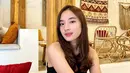 Echi Unyu beberapa waktu lalu viral karena menjadi babysitter Kiano. Parasnya yang cantik membuat publik banyak yang terpesona. Tak heran kini Echi menjadi selebgram hits dengan foto-fotonya selalu panen like dan komentar dari warganet. (Liputan6.com/IG/desitarllyw)