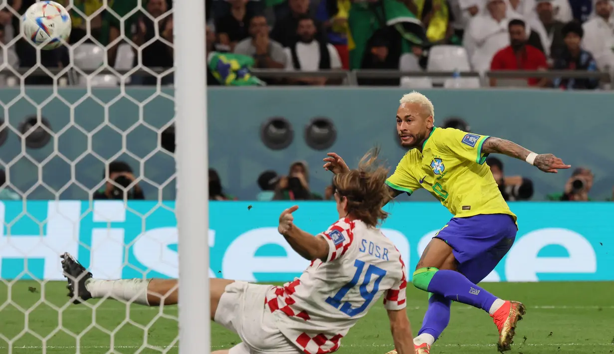Laga pun berlanjut dengan perpanjangan waktu 2x15 menit. Timnas Brasil berhasil mencetak gol saat babak perpanjangan waktu babak pertama memasuki injury time. Neymar melakukan penetrasi sambil meliuk-liuk hingga akhirnya menaklukkan Dominik Livakovic dari jarak dekat. (AFP/Jack Guez)