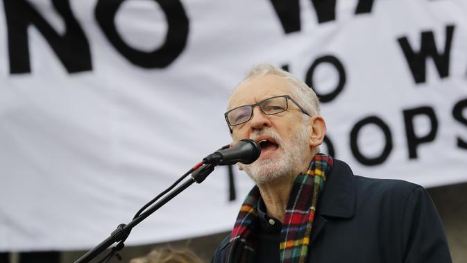 Pemimpin Partai Buruh Inggris Jeremy Corbyn berbicara dengan pendemo saat aksi menolak ancaman perang dengan Iran, di London, Inggris (11/1/2020). (AFP/Tolga Akmen)