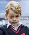 Wajah mungil pangeran George selalu menarik perhatian publik, begitu juga dengan tingkahnya yang menggemaskan. Anak laki-laki berusia empat tahun itu kini sudah mulai bersekolah di Thomas's Battersea, London, Inggris. (AFP/Richard Pohle)
