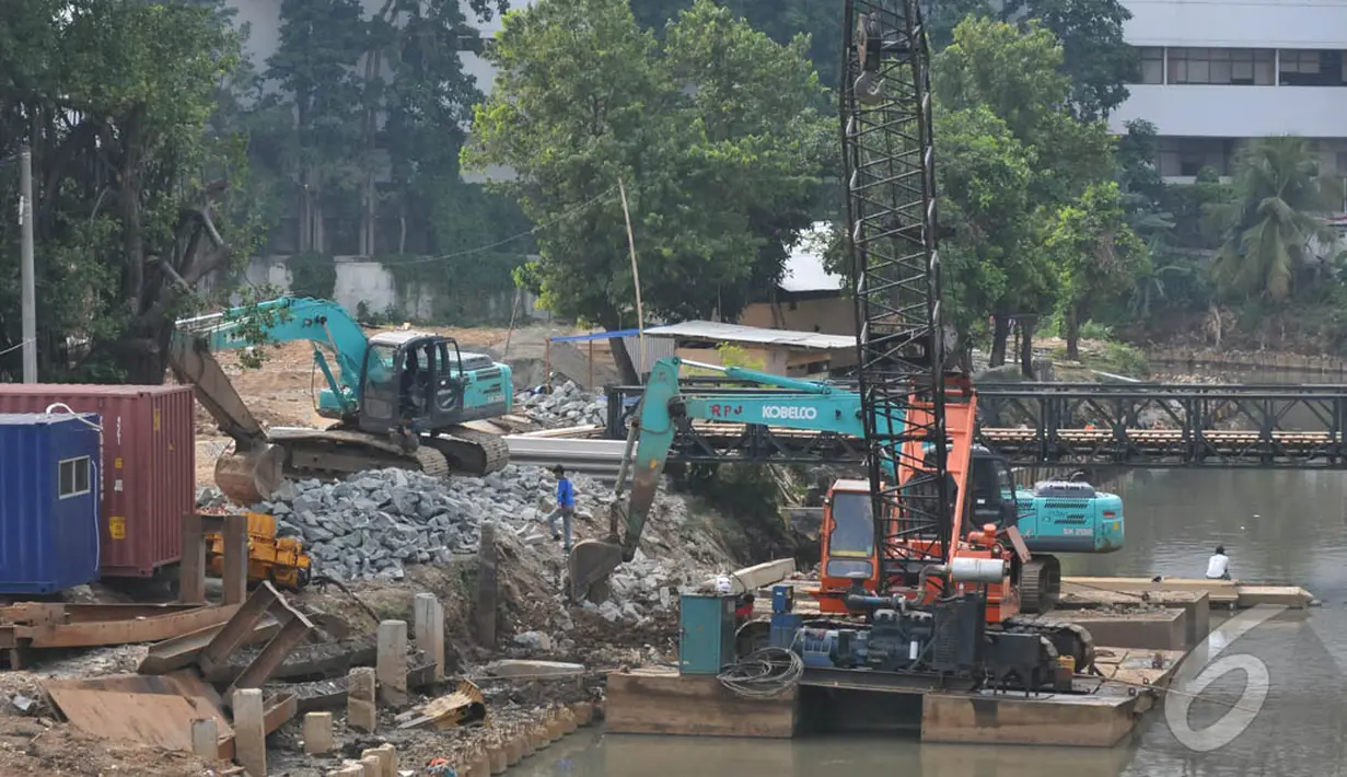 Pemprov DKI mengharapkan dengan adanya Turap ini banjir akibat meluapnya Kali Ciliwung bisa diatasi, Jakarta, Kamis (4/9/2014) (Liputan6.com/Johan Tallo)