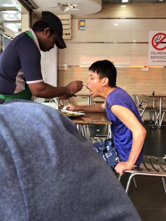 aksi pelayan ini suapi pelanggan difabel jadi viral