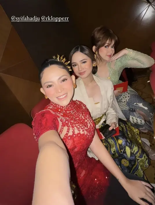 Rebecca Klopper dibalut kebaya hijau brokat dipadukan bros keemasan kain kain batik slit sebagai bawahannya. [@rachelvennya]