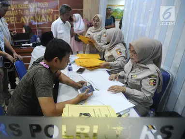 Keluarga korban jatuhnya pesawat Lion Air JT 610 mendatangi Posko Antemortem di RS Bhayangkara Said Sukanto (RS Polri) Kramat Jati, Jakarta Timur (29/10). Posko ini untuk mendukung pengenalan jenazah yang berhasil dievakuasi. (Merdeka.com/Arie Basuki)