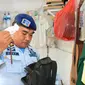 Petugas Lapas Banyuwangi geledah kamar tahanan untuk antisipasi adanya barang berbahaya yang disimpan para narapidana (Istimewa)