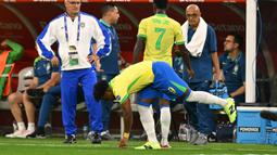 Pemain muda Brasil, Endrick menyentuh rumput lapangan pertandingan saat masuk menggantikan Vinicius Junior pada laga Grup D Copa America 2024 melawan Kosta Rika di SoFi Stadium, Inglewood, California, Selasa (25/06/2024) WIB. (AFP/Pattrick T. Fallon)