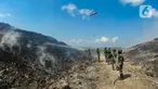 Anggota Raider 900/SBW TNI AD dan helikopter Badan Nasional Penanggulangan Bencana (BNPB) berupaya untuk memadamkan kebakaran sampah di Tempat Pembuangan Akhir (TPA) Regional Sarbagita Suwung, Denpasar, Bali, Jumat (20/10/2023). Hingga saat ini, kebakaran yang terjadi pada Kamis (12/10) tersebut belum dapat dipadamkan. (merdeka.com/Arie Basuki)