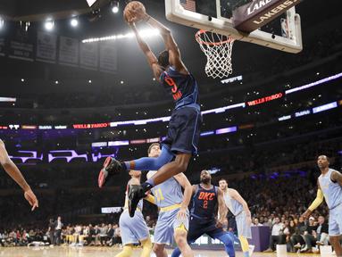 Aksi pemain Oklahoma City Thunder, Jerami Grant (tengah) melakukan dunk saat melawan L. A. Lakers pada laga NBA basketball game di Staples Center, Los Angeles, (3/1/2018). Lakers kalah 96-133. (AP/Jae C. Hong)