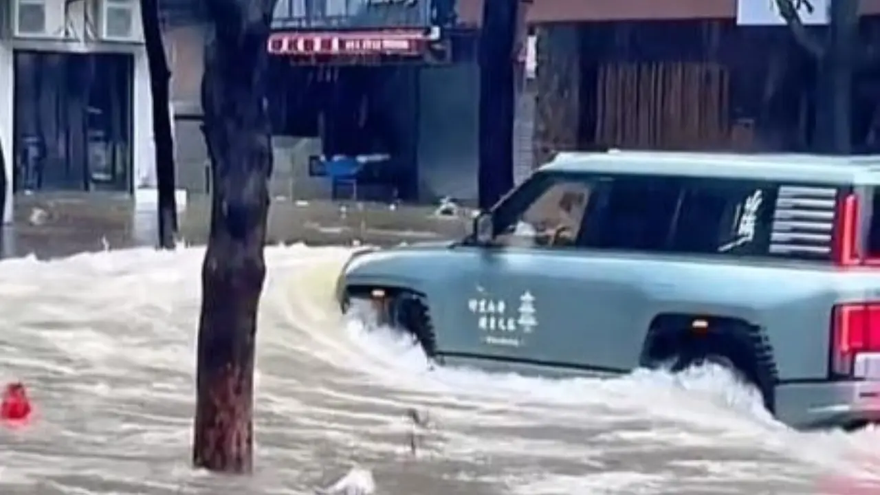 BYD Yangwang U8 terekam menerobos banjir di Zhuhai, China, hingga menimbulkan ombak besar yang merusak toko warga (D-News)