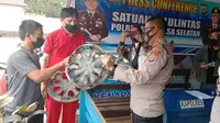 Tersangka telah menyerahkan diri bersama barang bukti mobil Avanza ke Satlantas Polres Minahasa Selatan.