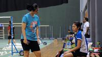 Pebulutangkis tunggal putri Indonesia, Linda Wenifanetri (kanan) berbincang dengan  pelatihnya, Sarwendah di Pelatnas PBSI, Jakarta, Kamis (30/7). Linda Weni akan tampil di Kejuaraan   Dunia Bulutangkis, Agustus mendatang. (Liputan6.com/Helmi Fithriansyah