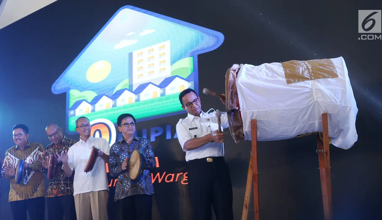 Gubernur DKI Jakarta Anies Baswedan memukul bedug saat meluncurkan program rumah DP 0 Rupiah di Klapa Village, Pondok kelapa, Jaktim (12/10). Hunian ini untuk memenuhi kebutuhan masyarakat DKI yang belum memiliki rumah. (Liputan6.com/Herman Zakharia)