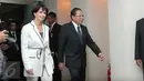 Menko Bidang Kemaritiman Rizal Ramli (tengah) berjalan bersama Wapres Swiss Doris Leuthard (kiri) sebelum melangsungkan pertemuan di Kantor Kemenko Maritim, Jakarta, Rabu (30/3). (Liputan6.com/Angga Yuniar)