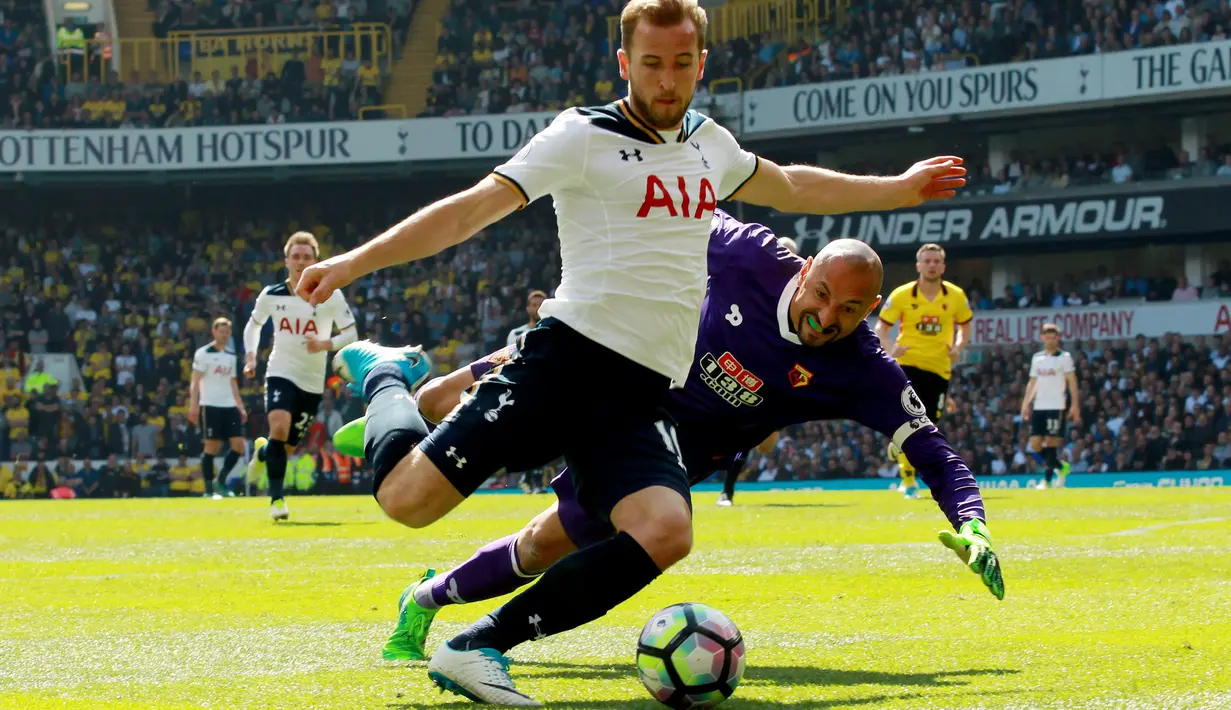 Kiper Watford, Heurelho Gomes, berusaha menghalau tendangan striker Tottenham Hotspur, Harry Kane di Stadion White Hart Lane, Sabutu (8/04/2017). Harry Kane menjadi top skorer Premier League setelah mencetak 29 gol. (EPA/Sean Dempsey)
