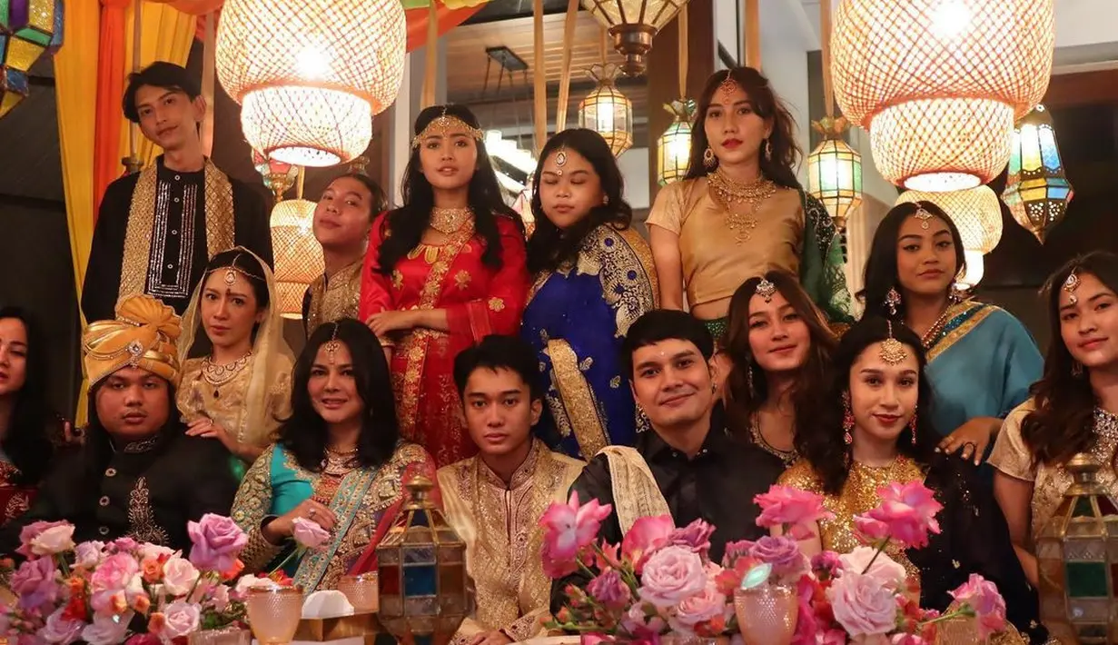 Para pria pun tak kalah keren. Busana bertema India juga membuat gaya mereka terlihat tradisional tapi tetap stylish. (Instagram @rachelvennya)