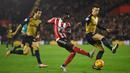 Pemain Southampton, Sadio Mane, berusaha melewati bek Arsenal, Laurent Koscielny, pada laga Liga Inggris. Meski penguasaan bola 56 persen namun The Gunners tetap kalah. (Reuters/Alan Walter)