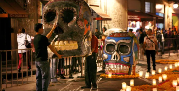 Día de Muertos, tradisi Meksiko yang jadi inspirasi film animasi Coco. (Disney / Pixar)