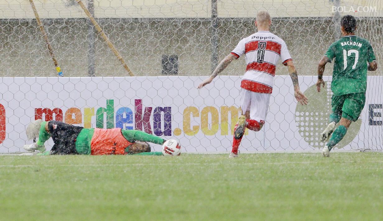 Ridho terpaksa memakai rompi tersebut lantaran warna hijau di baju kipernya senada dengan jersey pemain PSS Sleman. (Bola.com/M Iqbal Ichsan)