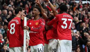 Gelandang Manchester United (MU), Bryan Mbeumo (nomor19), merayakan gol pembuka bersama rekan-rekannya dalam laga Liga Inggris kontra Manchester City di Old Trafford, Manchester, Sabtu (17/1/2026). (Darren Staples / AFP)