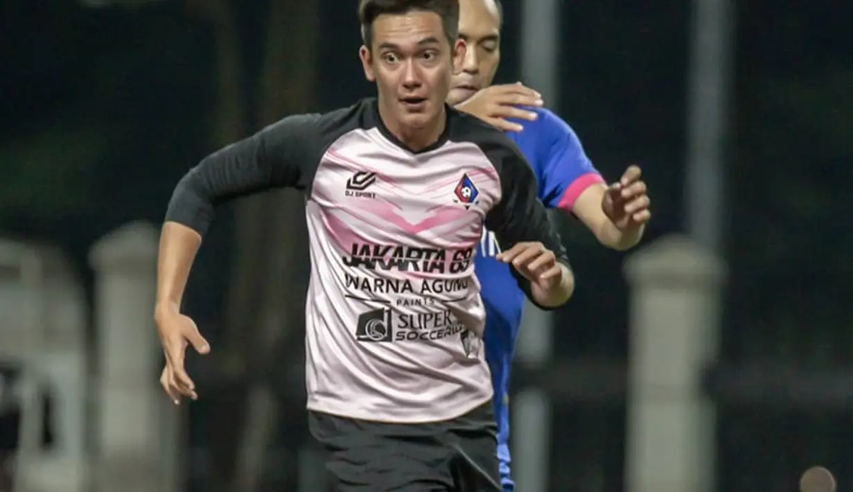 Pemilik nama lengkap Adipati Koesmadji terlihat begitu serius bermain sepak bola. Adipati selalu ditempel ketat oleh musuh-musuhnya, Dengan memakai jersey berwarna pink hitam, Adipati terlihat layaknya pemain sepakbola profesional. (Liputan6.com/IG/@adipati)