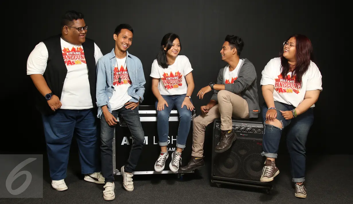 Lima finalis, (ki-ka) Rama, Freza, Anggi, Fatoni dan Sasha berpose saat sesi foto di SCTV Tower, Jakarta, Rabu (17/5). (Liputan6.com/Fatkhur Rozaq)