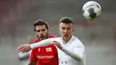 Gelandang Bayern Munchen, Ivan Perisic, berebut bola dengan pemain Union Berlin, Christopher Trimmel, pada laga Bundesliga  di Alte Foersterei, Minggu (17/5/2020). Bayern Munchen menang 2-0 atas Union Berlin. (AP/Hannibal Hanschke)