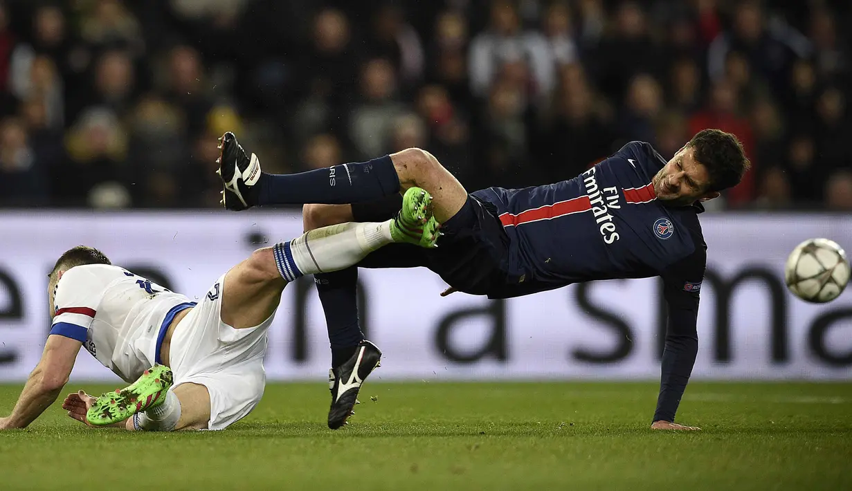 Pemain Paris Saint-Germain, Thiago Motta (kanan) berebut bola dengan pemain Chelsea Garry Cahil pada leg pertama babak 16 Liga Champions, di Parc des Princes, Paris, Rabu (17/2/2016) dini hari WIB.  (AFP / Franck Fife)