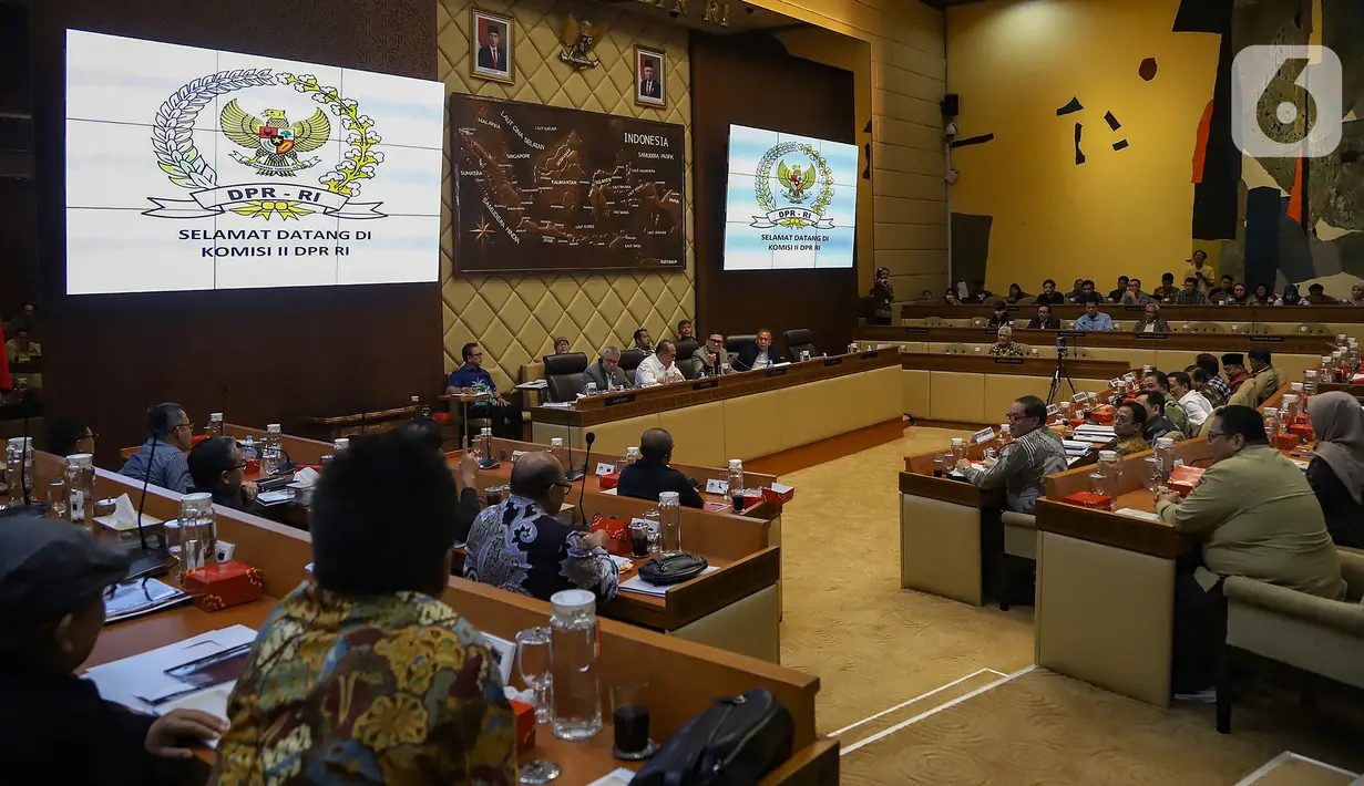 Menteri Hukum dan HAM Supratman Andi Agtas dan Ketua KPU Muhammad Afifuddin turut hadir dalam rapat. (merdeka.com/Arie Basuki)