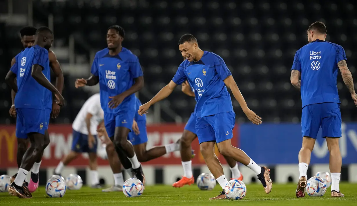 Pemain Prancis Kylian Mbappe (tengah) berlatih dengan rekan setimnya saat sesi latihan di Stadion Jassim Bin Hamad, Doha, Qatar, 8 Desember 2022. Prancis akan melawan Inggris dalam pertandingan sepak bola perempat final Piala Dunia 2022 pada 10 Desember. (AP Photo/Christophe Ena)