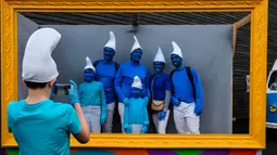 Orang-orang berpakaian seperti Smurf berpose untuk sebuah foto selama pemecahan rekor pertemuan terbesar di dunia, di Landerneau, Prancis barat, Sabtu (7/3/2020). Acara tersebut untuk memecahkan rekor sebelumnya yang dilakukan di Jerman dengan 2.762 orang pada 2019. (Photo by Damien MEYER / AFP)