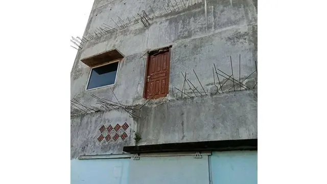 6 Desain Pintu Rumah Ini Nyeleneh, Absurd Banget
