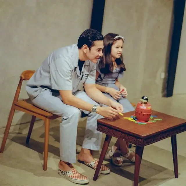 6 Momen Kedekatan Vino G. Bastian dan Graciella Abigail, Ayah Anak di Miracle In Cell No. 7