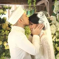 Raiden Soedjono mencium kening Tyas Mirasih. (Bambang E Ros/Bintang.com)