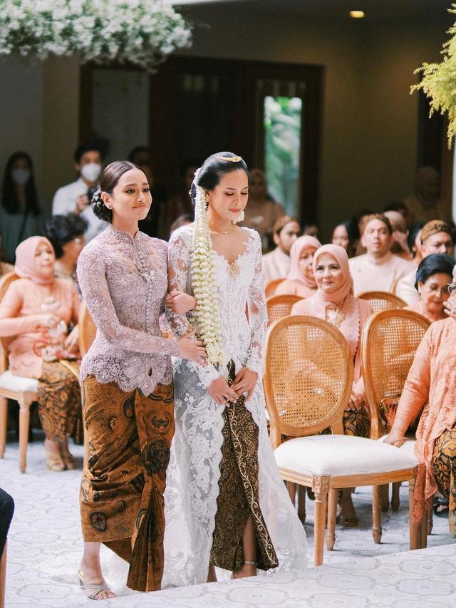 8 Potret Maudy Ayunda dan Amanda Khairunnisa, Kompak Banget